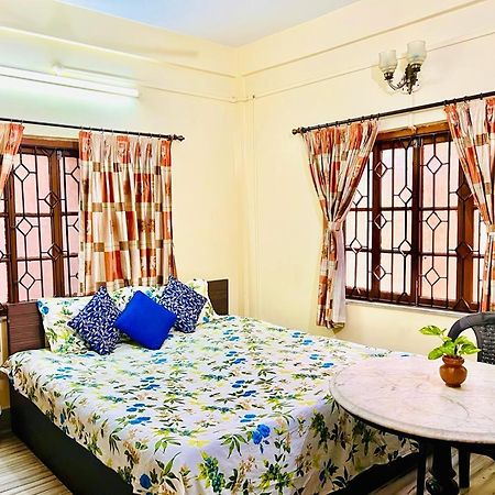 Spacious Apt With Antique Furniture ,Ac & Kitchen Kolkata Ngoại thất bức ảnh